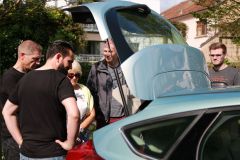 FGVT Mitarbeiter zeigt die ITS Ausrüstung des Testfahrzeugs