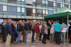 Besucher des Informationszelts